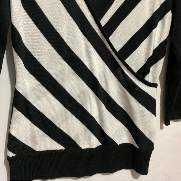 New York and company sweater black and white : Box R: - Picture 3 of 9